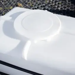 Емкость K 3000л под плотность до 1.5 г/см3 белая с откидной крышкой в обрешетке