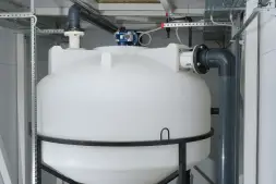 Емкость ЦКТ 3000 л с патрубком 110мм с фланцем под плотность до 1,2 г/см3 белая в обрешетке с лестницей