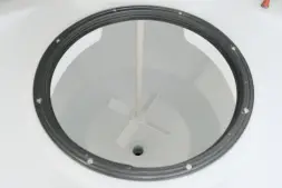 Емкость ЦКТ 3000 л с патрубком 90мм с фланцем под плотность до 1,5 г/см3 белая в обрешетке с лестницей