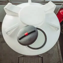 Емкость ЦКТ 5000 л с патрубком 110мм под плотность до 1,5 г/см3 белая в обрешетке с лестницей