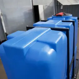 Емкость ST 2000л с патрубками 100мм под плотность до 1.5 г/см3 с откидной крышкой синяя в обрешетке