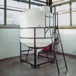 Емкость ЦКТ 5000 л с патрубком 110мм с фланцем под плотность до 1,5 г/см3 белая в обрешетке с лестницей