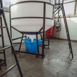 Емкость ЦКТ 5000 л с патрубком 110мм с фланцем под плотность до 1,5 г/см3 белая в обрешетке с лестницей