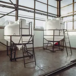 Емкость ЦКТ 5000 л с патрубком 90мм под плотность до 1,2 г/см3 белая в обрешетке с лестницей